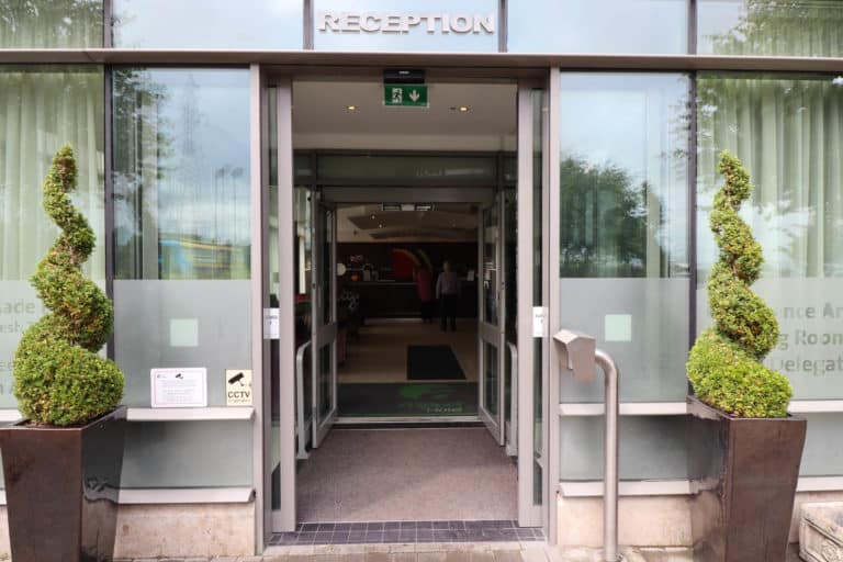 Wide entrance with automatic doors at the Aspect hotel Park West